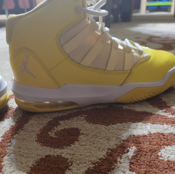 Jordan max aura yellow no box but will put in a different box a little beat - Picture 4 of 5